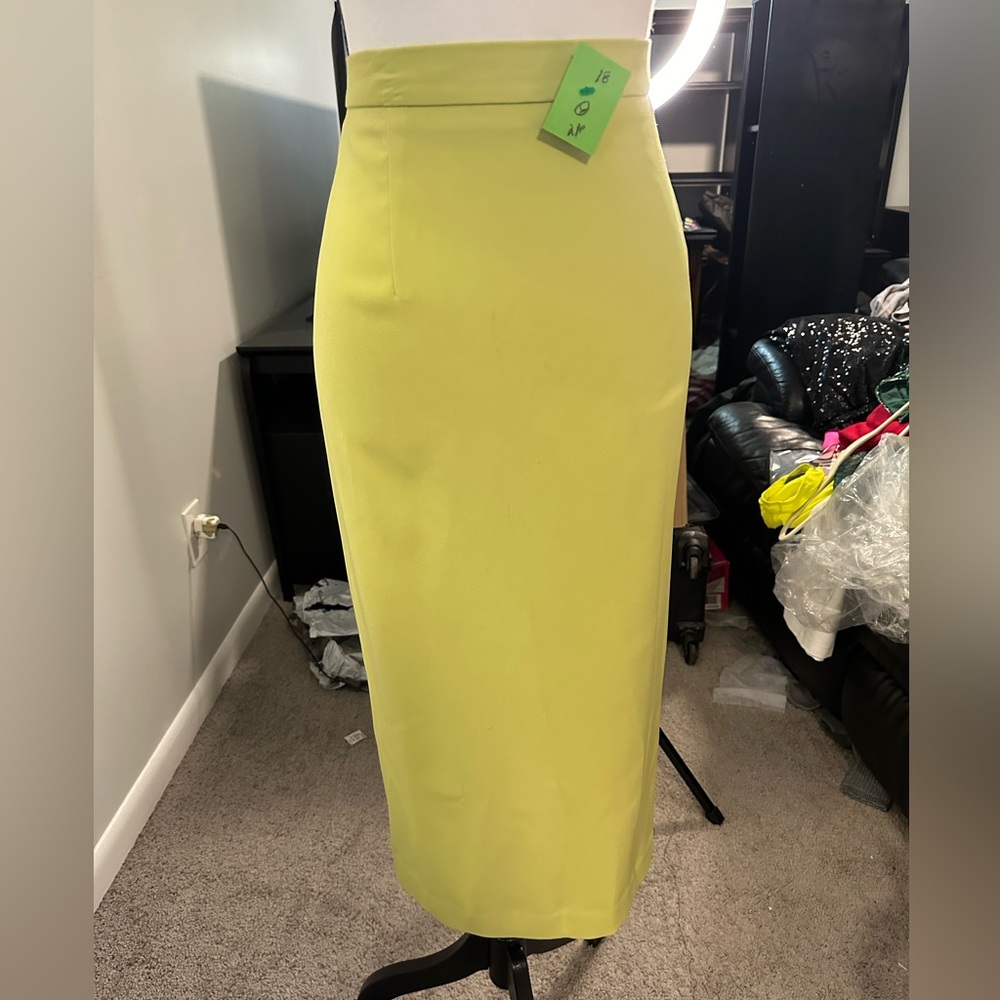 Green skirt suit - Picture 4 of 7